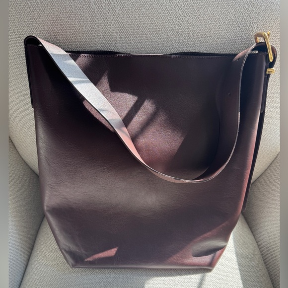 NWT! | MADEWELL The Essential Bucket Tote in Chocolate Raisin Leather - Picture 4 of 16